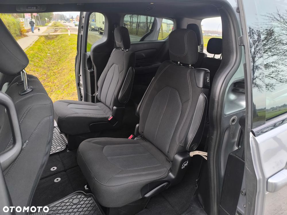 Chrysler Pacifica - 16