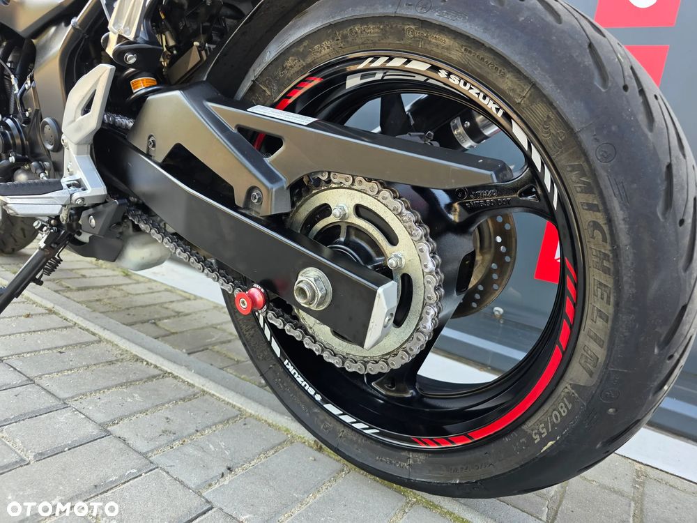Suzuki GSR - 8