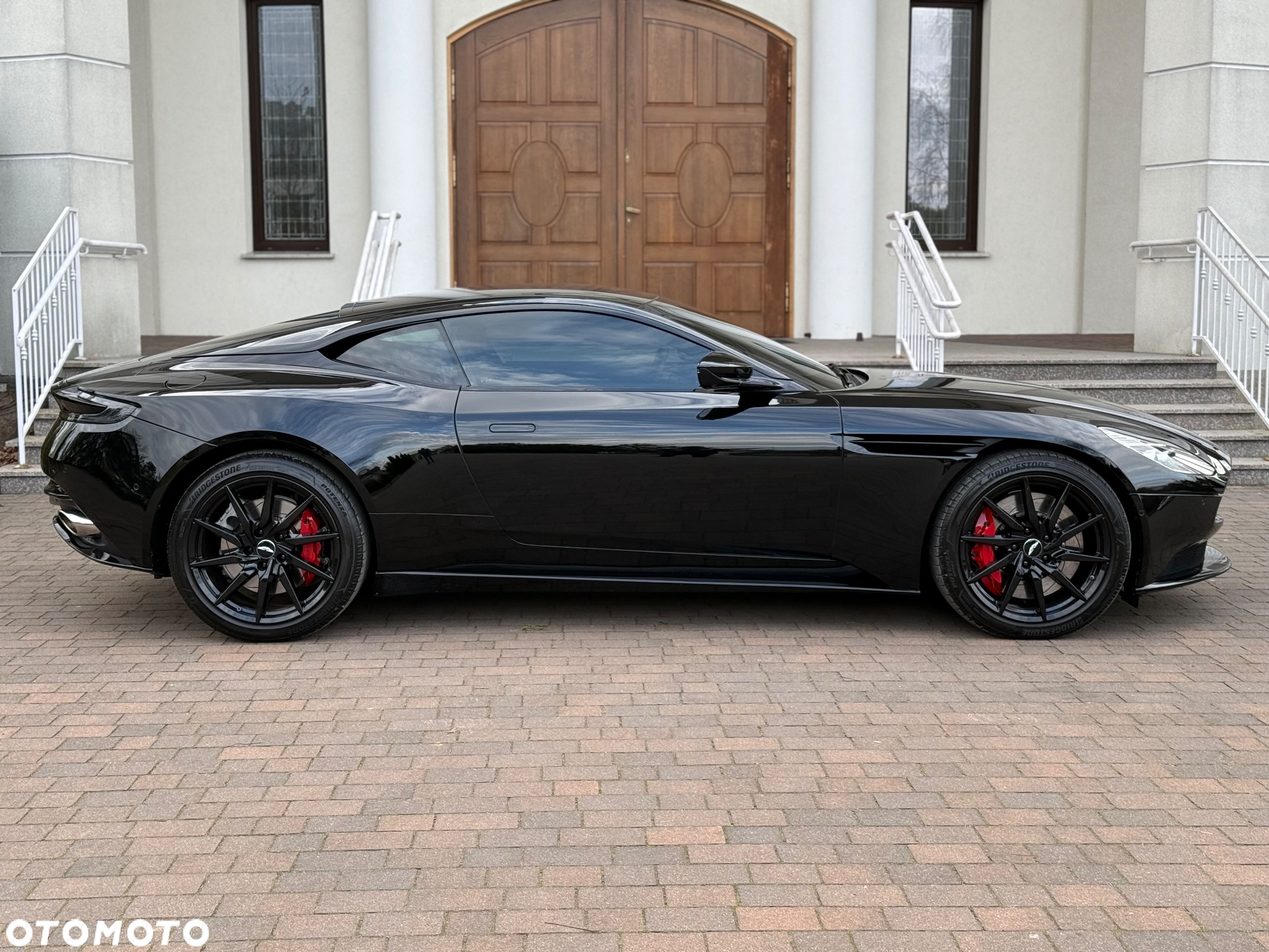 Aston Martin DB11 V12 Coupe - 4