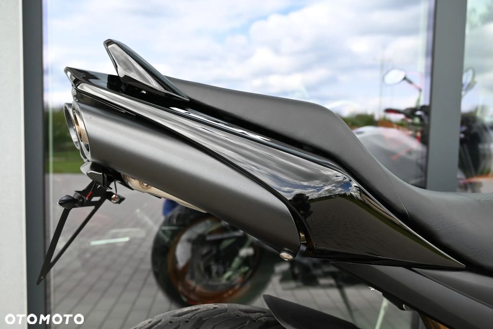 Suzuki GSR - 36