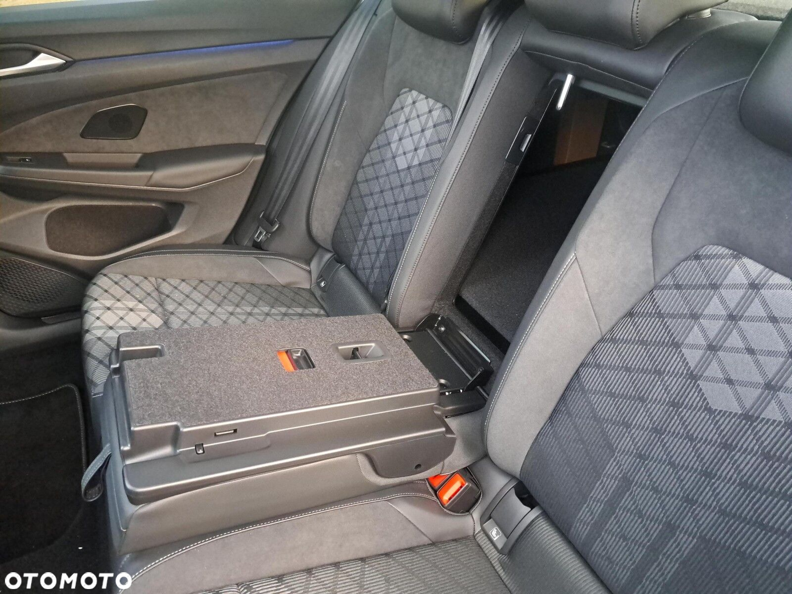 Volkswagen Golf VIII 1.5 eTSI mHEV R-Line Plus DSG - 35