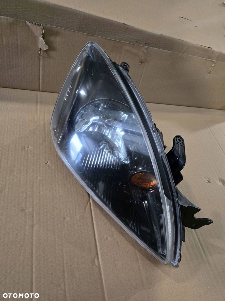 mitsubishi lancer vii reflektor prawy lampa 2.0 p3524 ciemny środek - 1