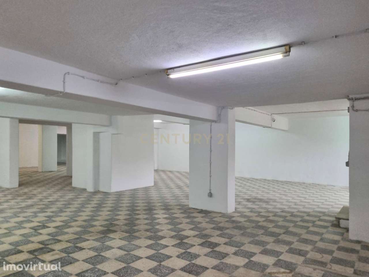 Garagem Gigante de 347 m² no Laranjeiro – Espaço Raro e Cheio de Poten - Grande imagem: 2/25