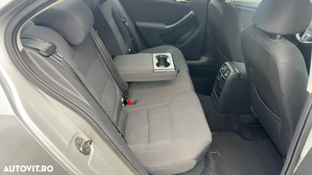 Volkswagen Jetta 1.6 TDI DSG Blue Motion Technology Comfortline - 23