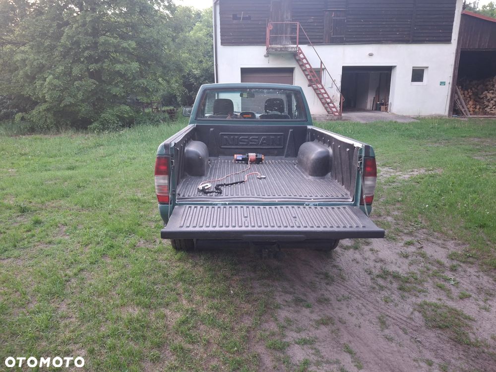 Nissan Pickup - 8