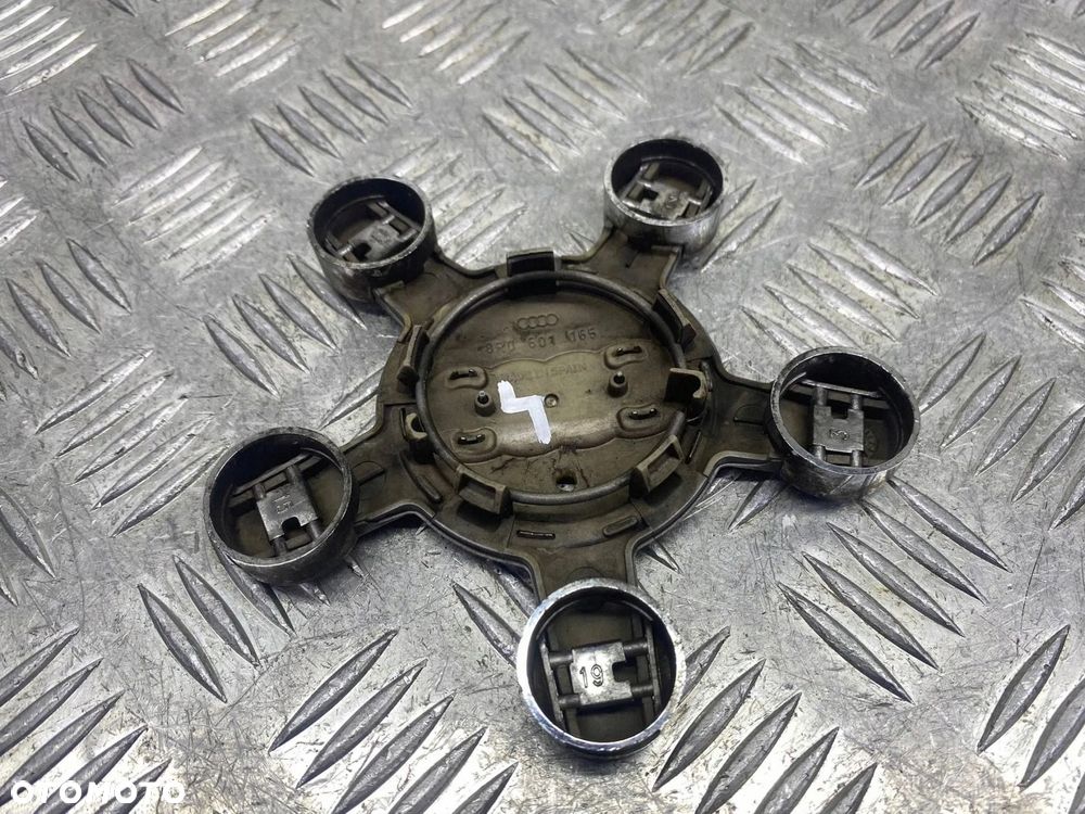 DEKIELEK KOŁPAK EMBLEMAT FELGI AUDI A4 A5 A6 A8 Q5 8R0601165 - 7