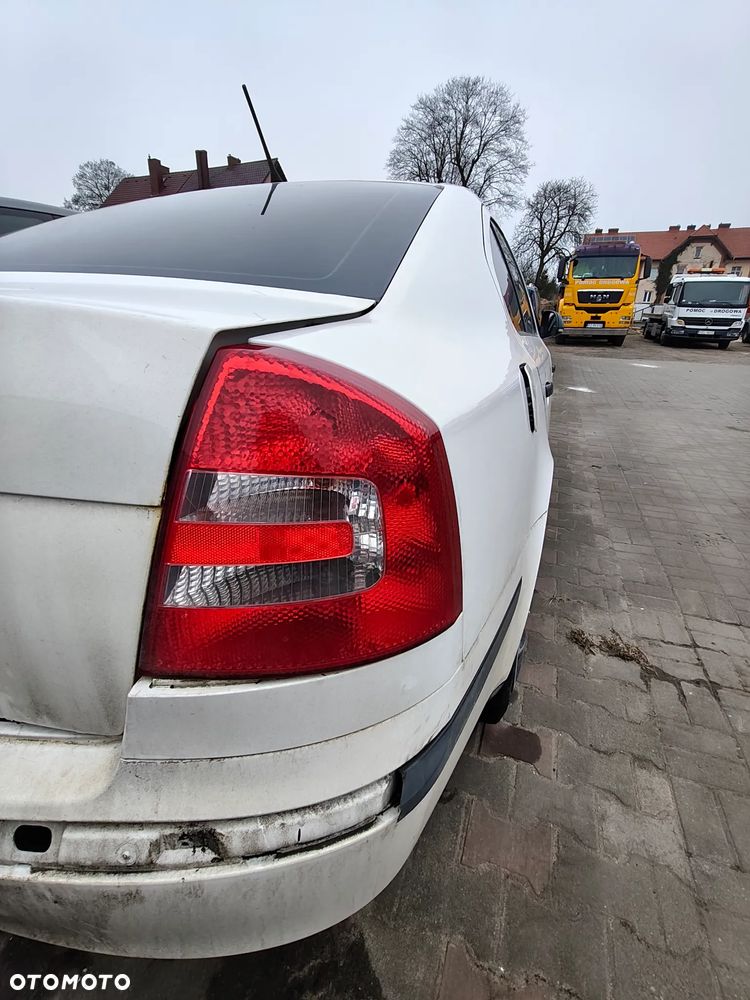 Skoda Octavia 2 II lift 2012 1,6 P 2006 r. 2,0 D na części podsufitka drzwi szyby lusterko zamek lampa itp - 18