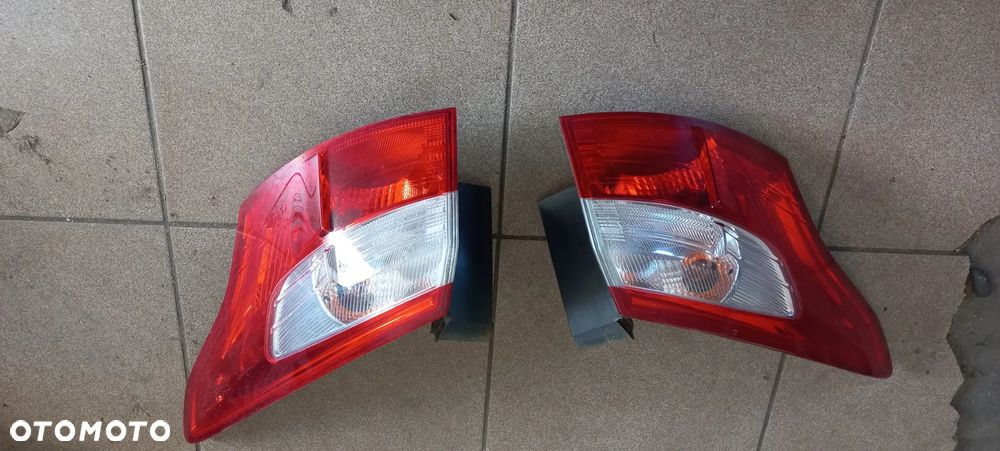 Lampa prawa tylna w błotnik Ford Focus mk3 kombi - 1