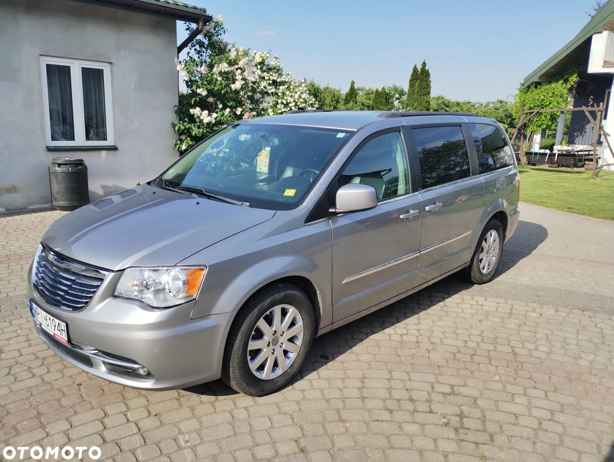 Chrysler Town & Country - 2