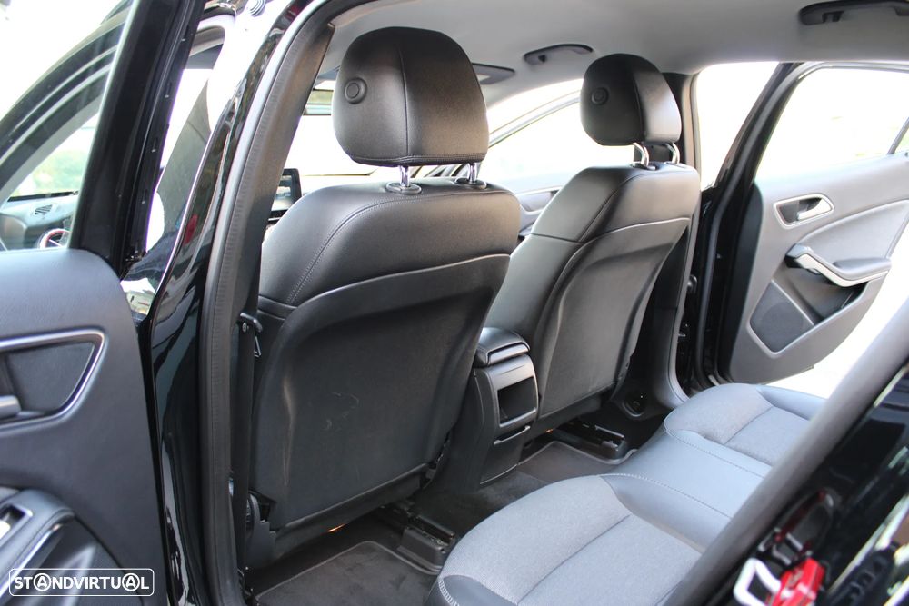 Mercedes-Benz GLA 180 d 7G-DCT Urban - 37