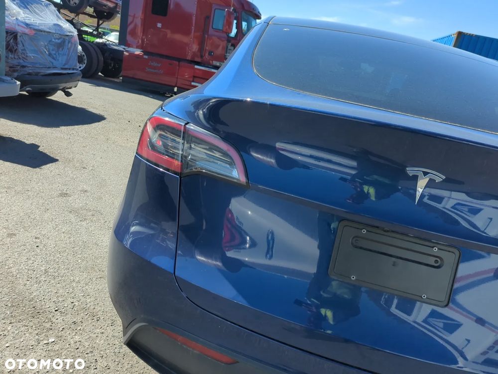 Tesla Model Y - 16