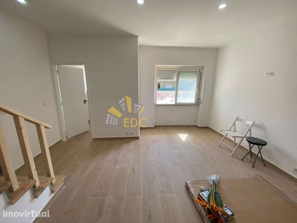 Moradia T3 - Totalmente Remodelada com 2 frentes no centro de Mem M... - Grande imagem: 3/37