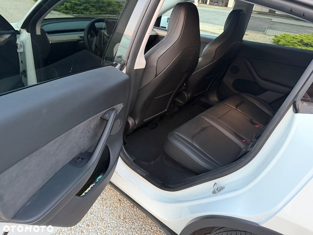 Tesla Model Y - 14