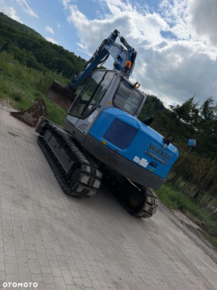 Wacker Neuson ET145 Koparka Gąsienicowa 15 ton. Maszyna jak Nowa 2018 rok. 3400Mtg silnik PERKINS. Maszyna Pełny Oryginał. Aktualna DEKRA BMWT oraz aktualne serwisy Eksploatacyjne! Sprowadzona z Norwegii, KLIMA, KAMERY, własna pompa tankowania, Nagłośnienie, Zero luzów i wycieków! OKAZJA. Szybkozłącze Hydrauliczne. Skrętne ramię. Dodatkowe linie hydrauliczne! 2 łyżki - 3
