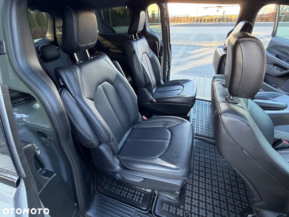 Chrysler Pacifica - 16