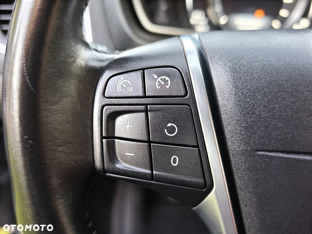 Volvo V40 D2 Momentum - 25