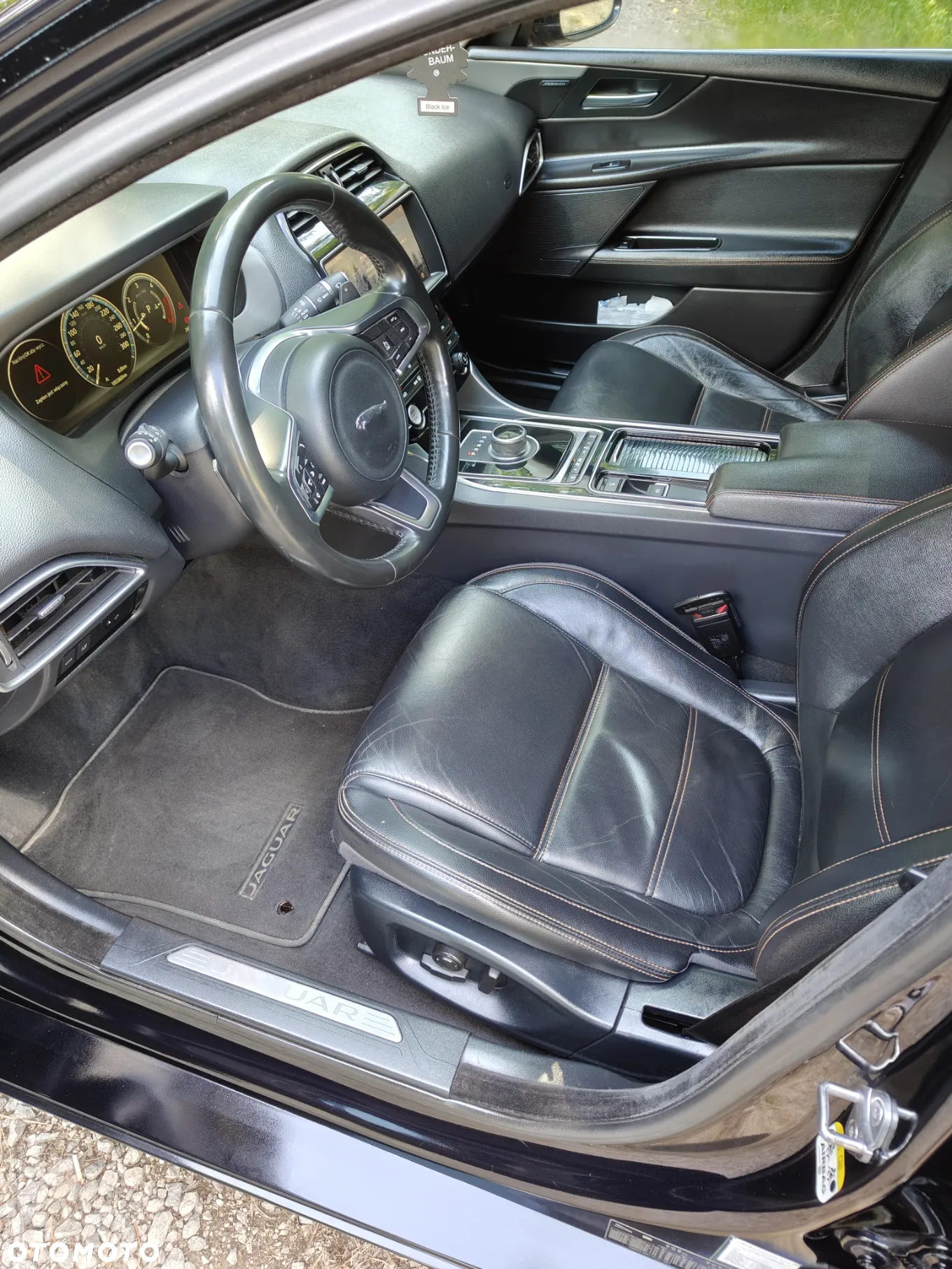 Jaguar XE 2.0 D AWD Portfolio - 16