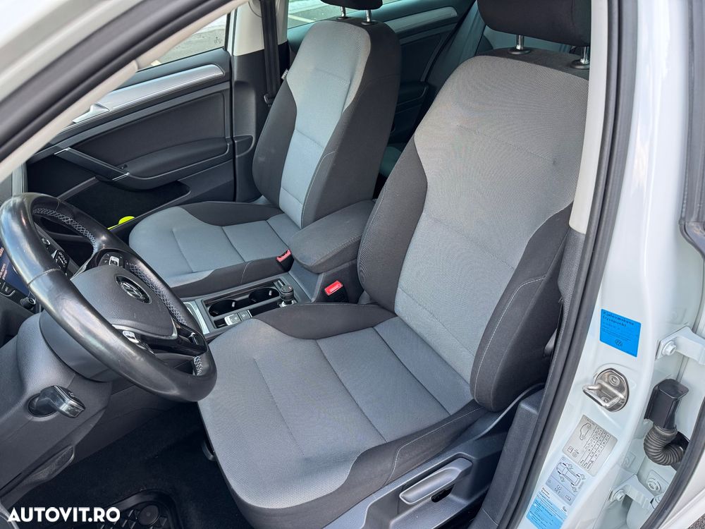 Volkswagen e-Golf - 12