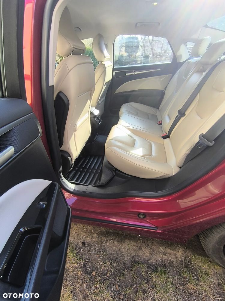 Ford Fusion - 32