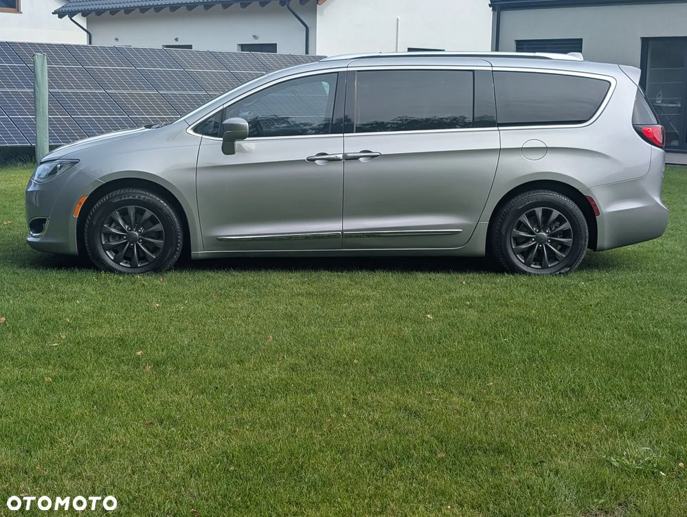Chrysler Pacifica - 10