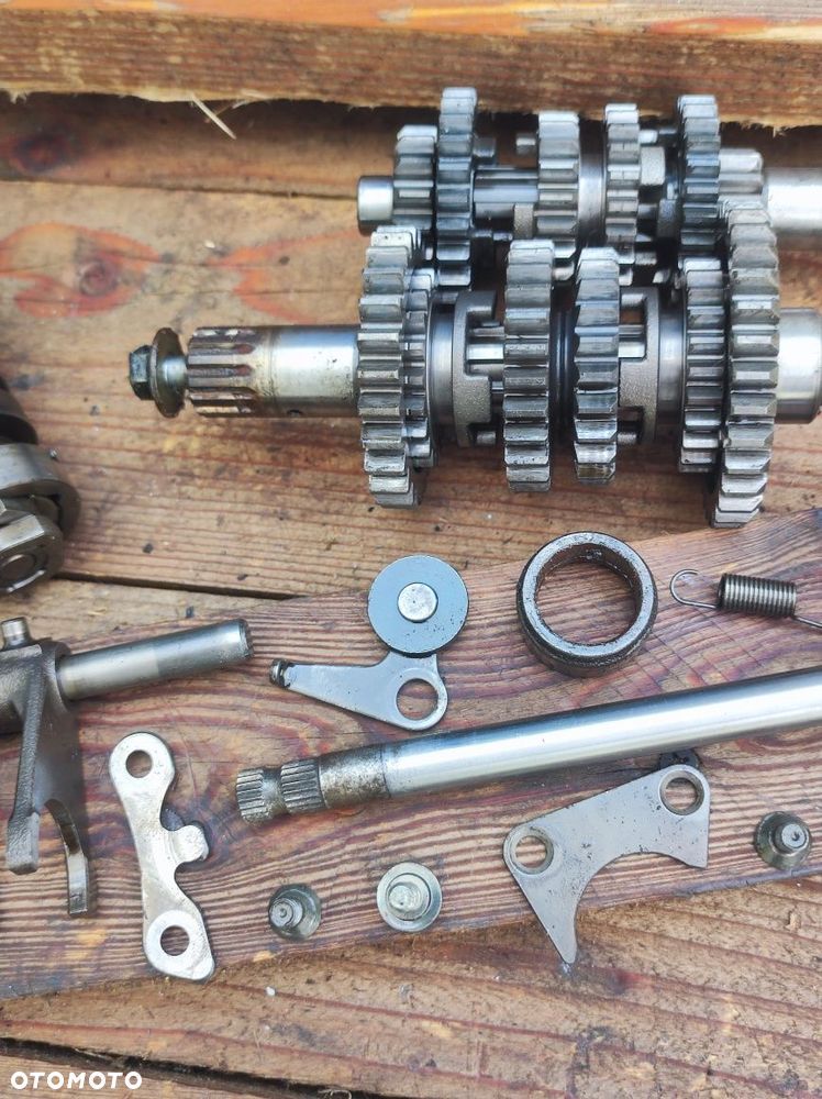 Skrzynia biegów Suzuki GN 125 DR 125 GZ 125 komplet wałki bęben wodziki OEM - 14