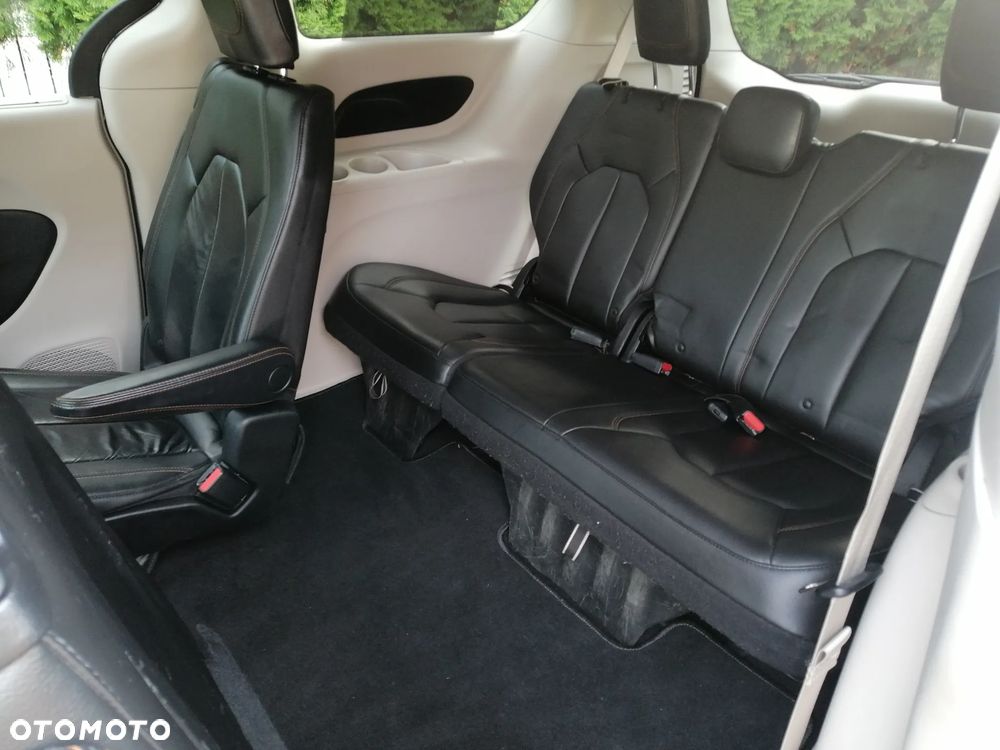 Chrysler Pacifica - 11