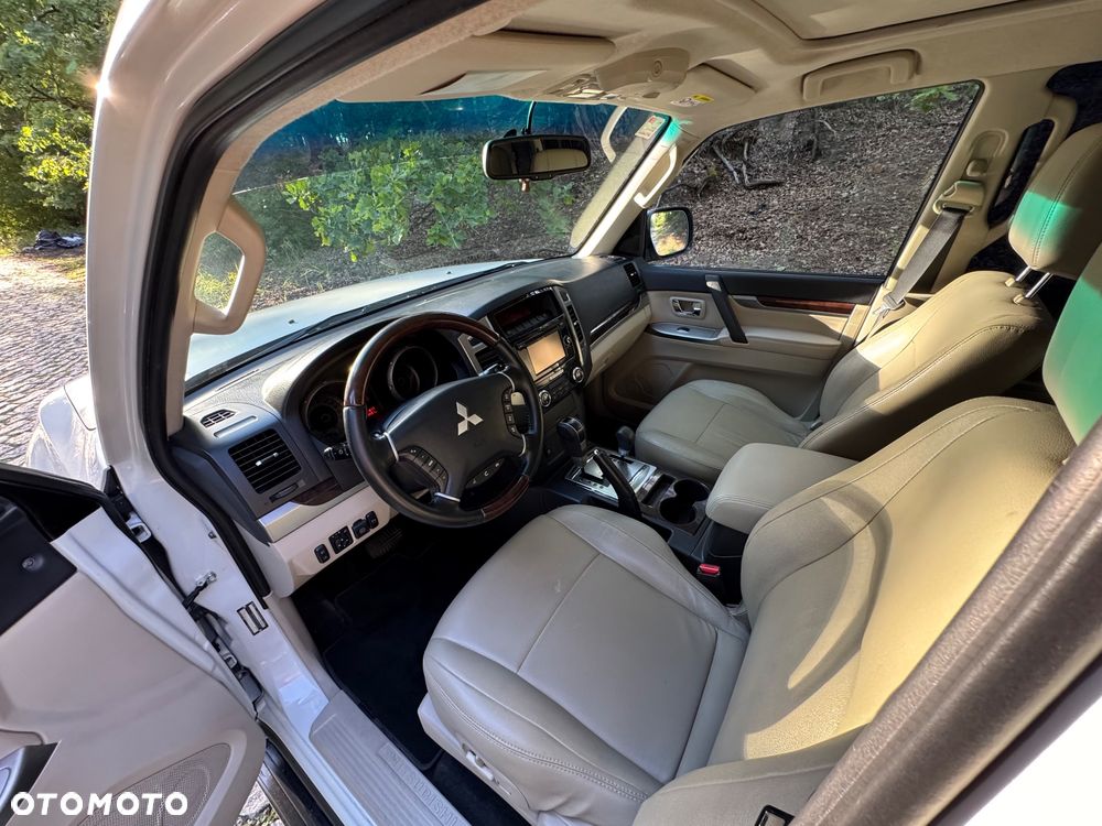 Mitsubishi Pajero - 10