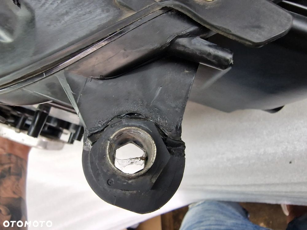 MERCEDES ML W164 LIFT 08-11 LAMPA KOMPLETNA LEWA BI-XENON SKRĘTNY  NR A1648205861 / OKULAR LEWY / BŁOTNIK LEWY SREBRNY KOD LAKIERU , KOLORU PRAWDOPODOBNIE 775 / ZAWIAS MASKI PRAWY NR A2518800428 , LEWY NR A2518800328 / DOLNA BELKA / STREFA ZGNIOTU LEWA , PRAWA / PODSZYBIE NR A1648800228 / ZBIORNICZEK SPRYSKIWACZY POD SPRYSKI NR A1648690520 , NR AUKCJI ML - 7