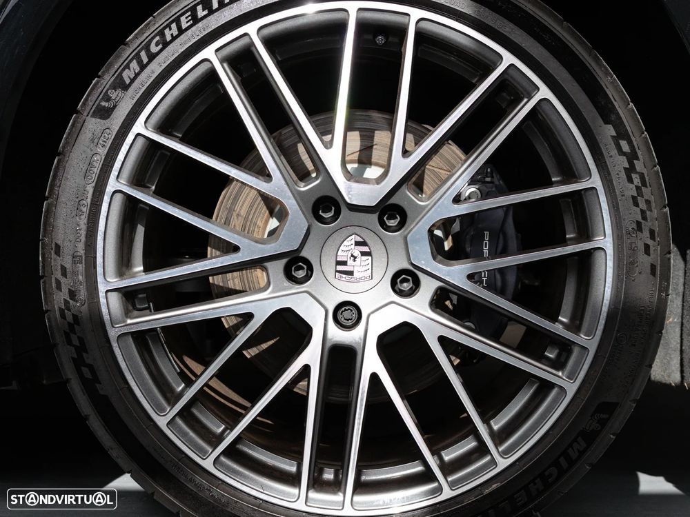 Porsche Panamera 4 E-Hybrid - 16