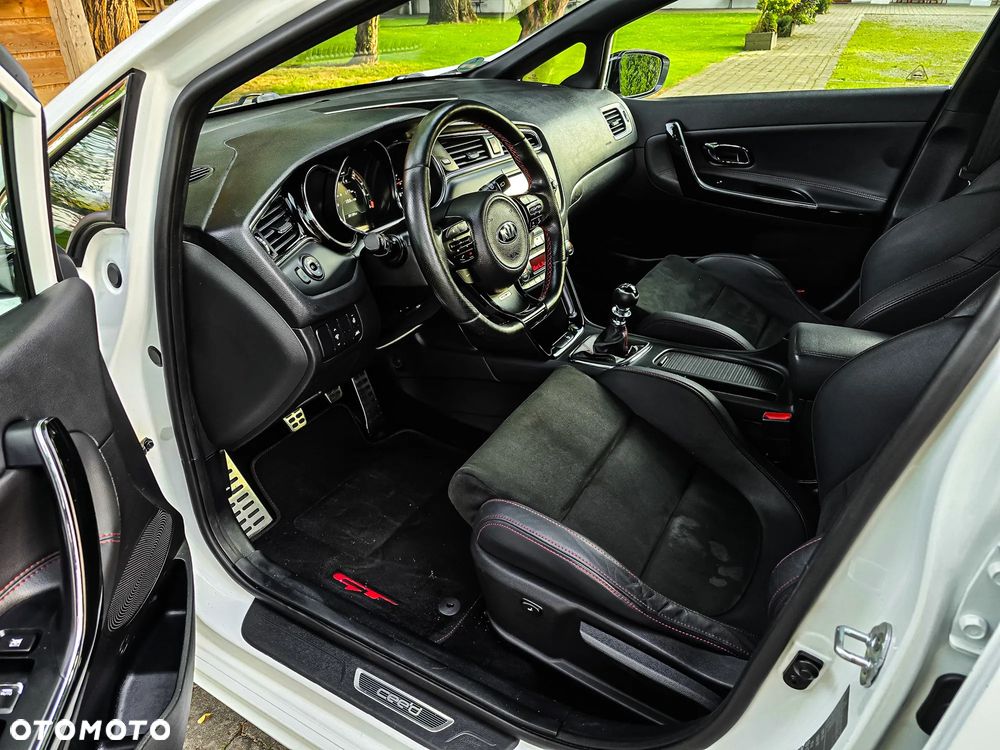 Kia Ceed - 33