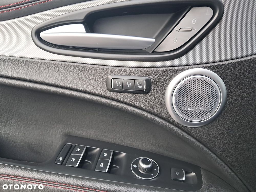 Alfa Romeo Stelvio - 16