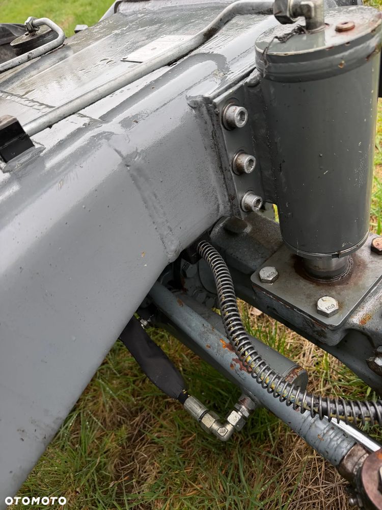 Wacker Neuson 6503 Koparka Kołowa 7ton. Nowe Podwójne Opony z felgami dodatkowe! Niski Przebieg. Maszyna w Bardzo ładnym Stanie. Pochodzi z Komuny Norweskiej. Silnik YANMAR 65KM. Zero luzów wycieków 2 łyżki Okazja. Maszyna pracowała sporadycznie przy lekkich pracach publicznych. Zero zużycia. Dekra 2026r Dokumentacja. Stabilizatory. Zamki na tłokach. 3 sekcje Hydrauliczne. Szybka wolna Jazda. Silnik YANMAR - 19