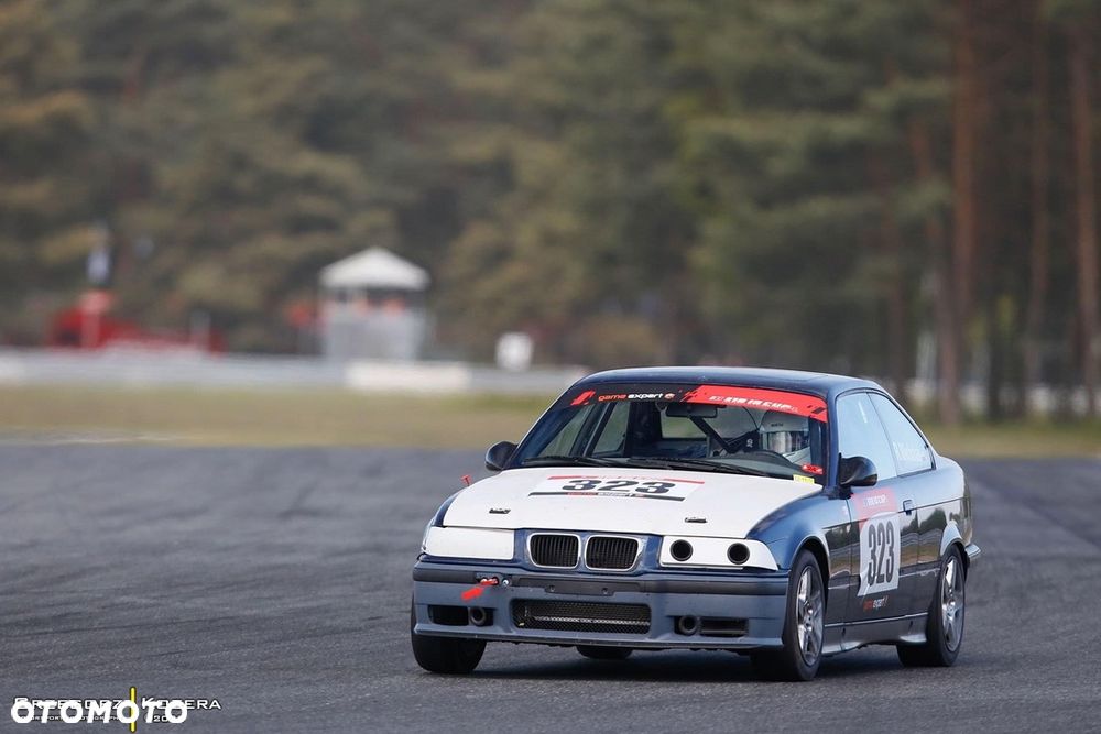 BMW Seria 3 318is - 1