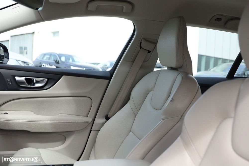 Volvo V60 2.0 T8 AWD TE Momentum Plus - 10