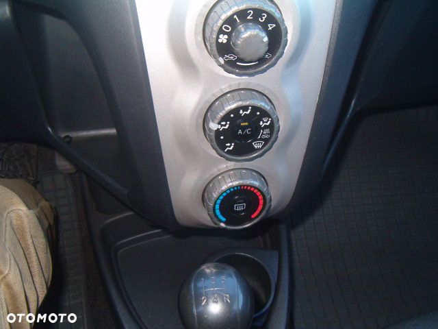 Daihatsu Sirion - 22