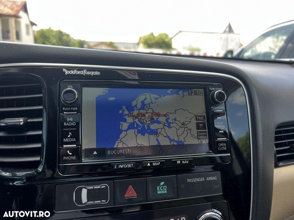 Mitsubishi Outlander - 12