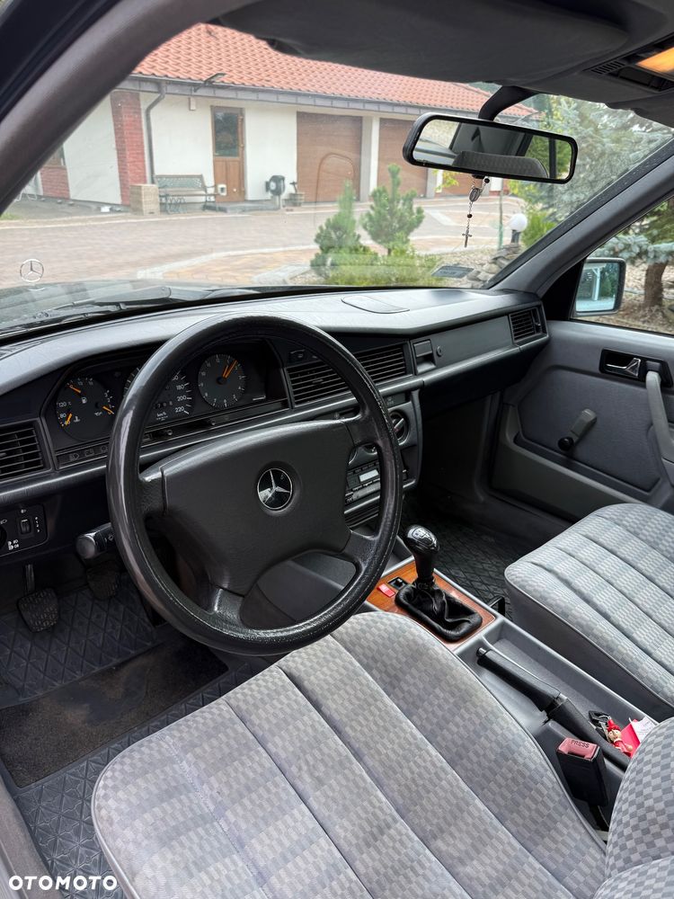 Mercedes-Benz W201 (190) - 11