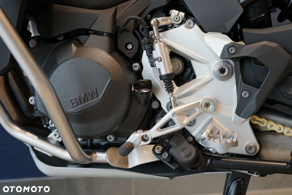 BMW F - 24