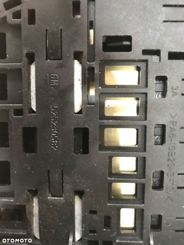 KLEMA SKRZYNKA BEZPIECZNIKÓW NA AKUMULATOR MERIVA II B 13354391 - 8