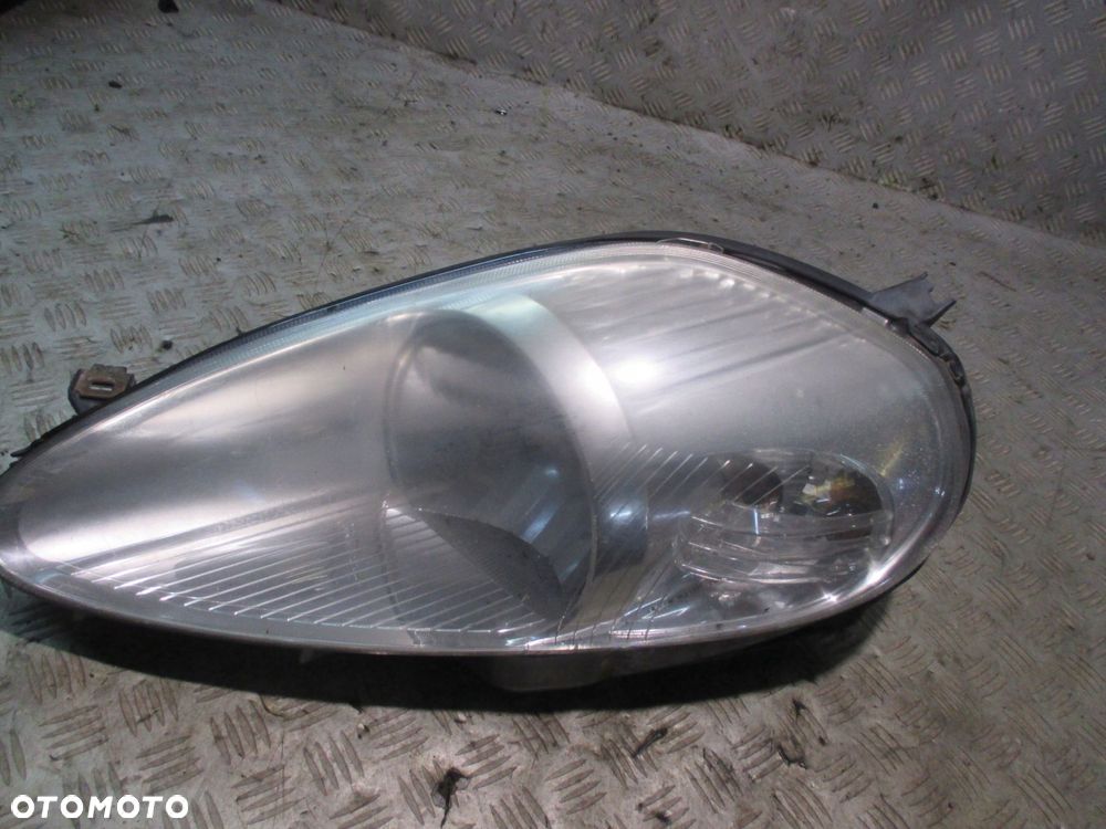 LAMPA PRAWA REFLEKTOR LEWY PRZÓD FIAT GRANDE PUNTO - 1
