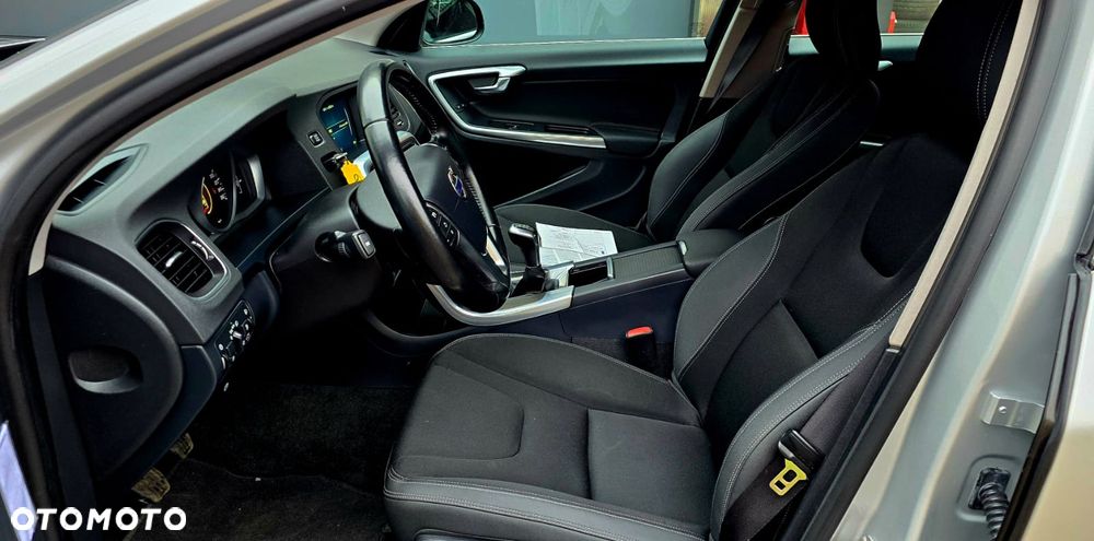 Volvo V60 D4 Momentum - 24