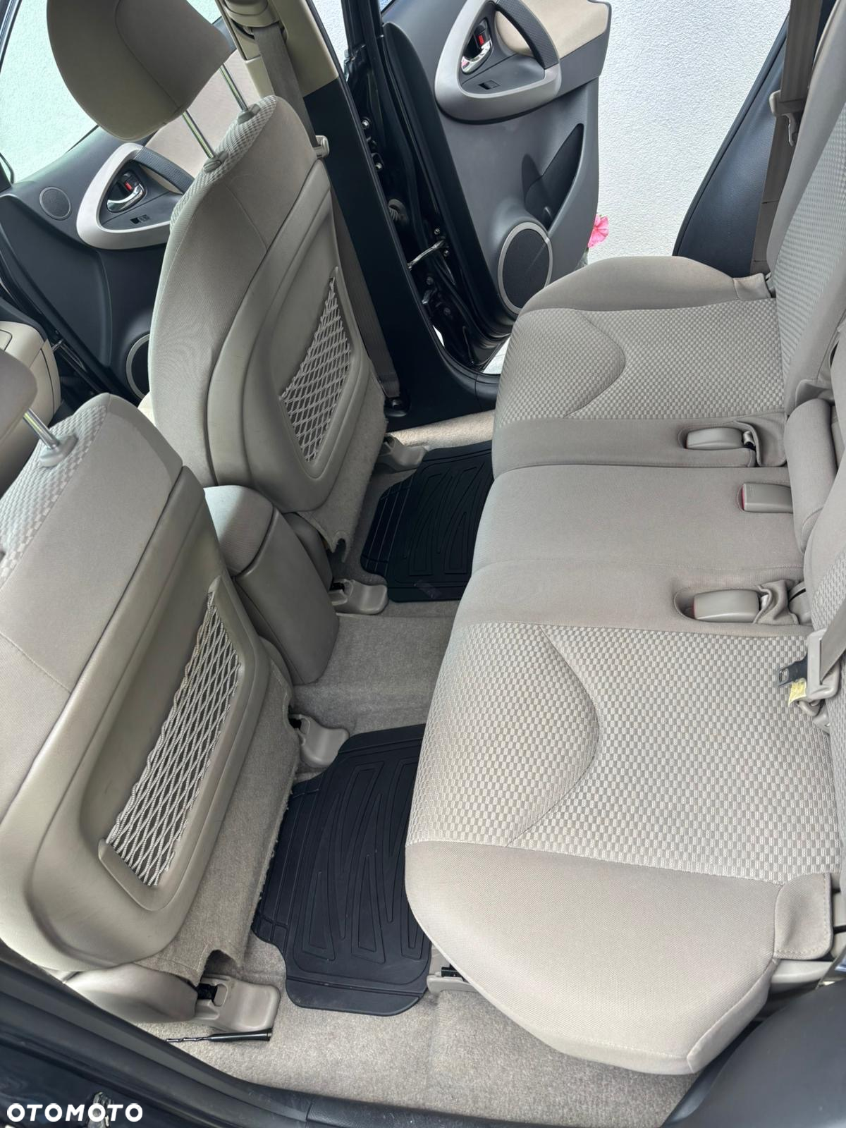 Toyota RAV4 - 8