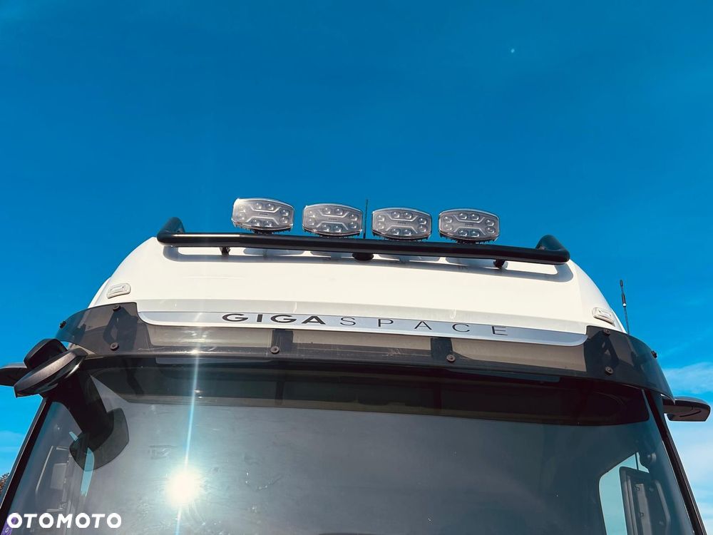 Mercedes-Benz Actros - 26