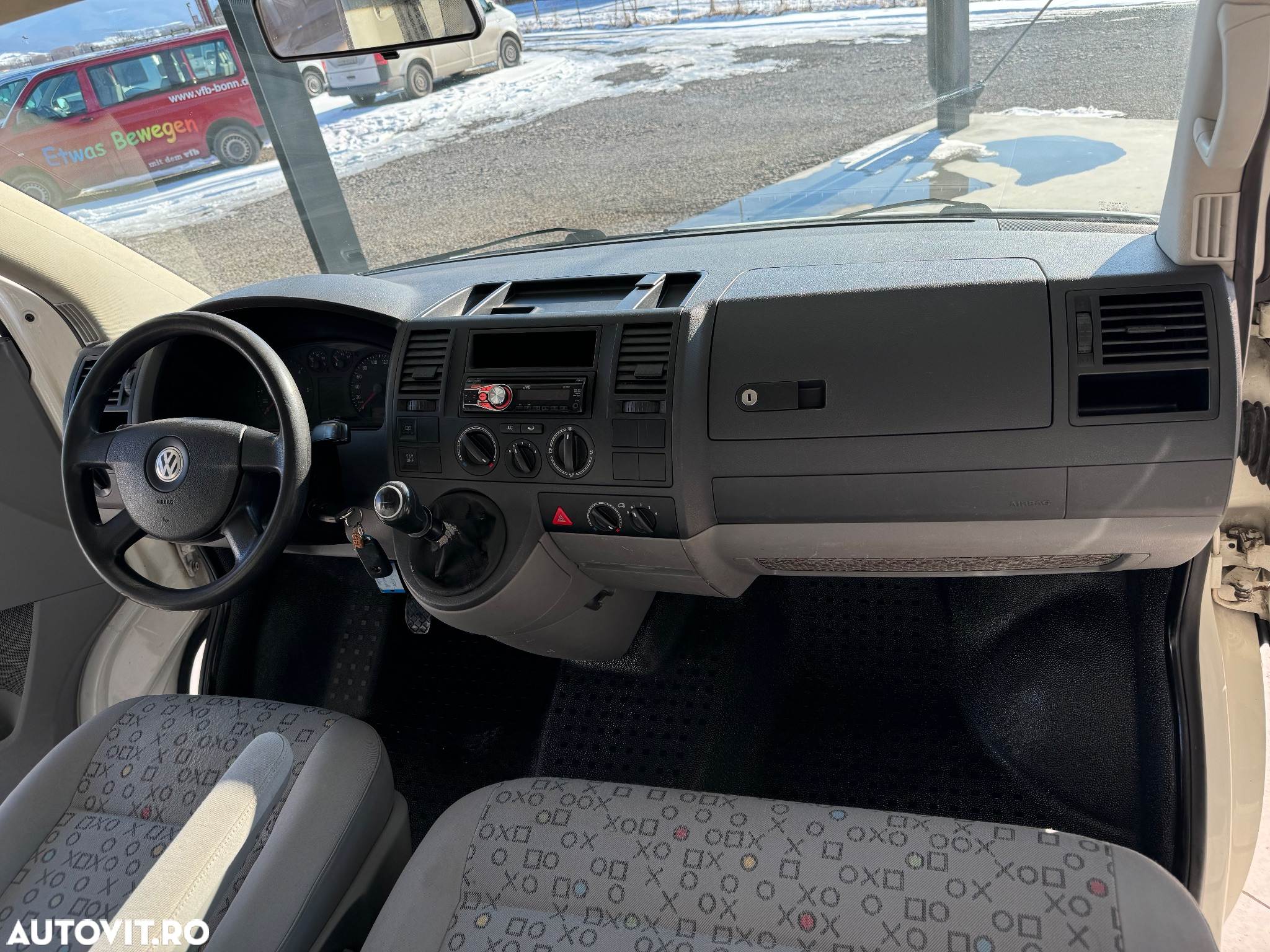 Volkswagen Caravelle - 10