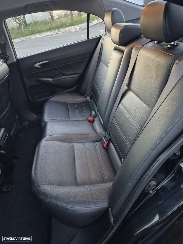 Honda Civic 1.8 ES - 18