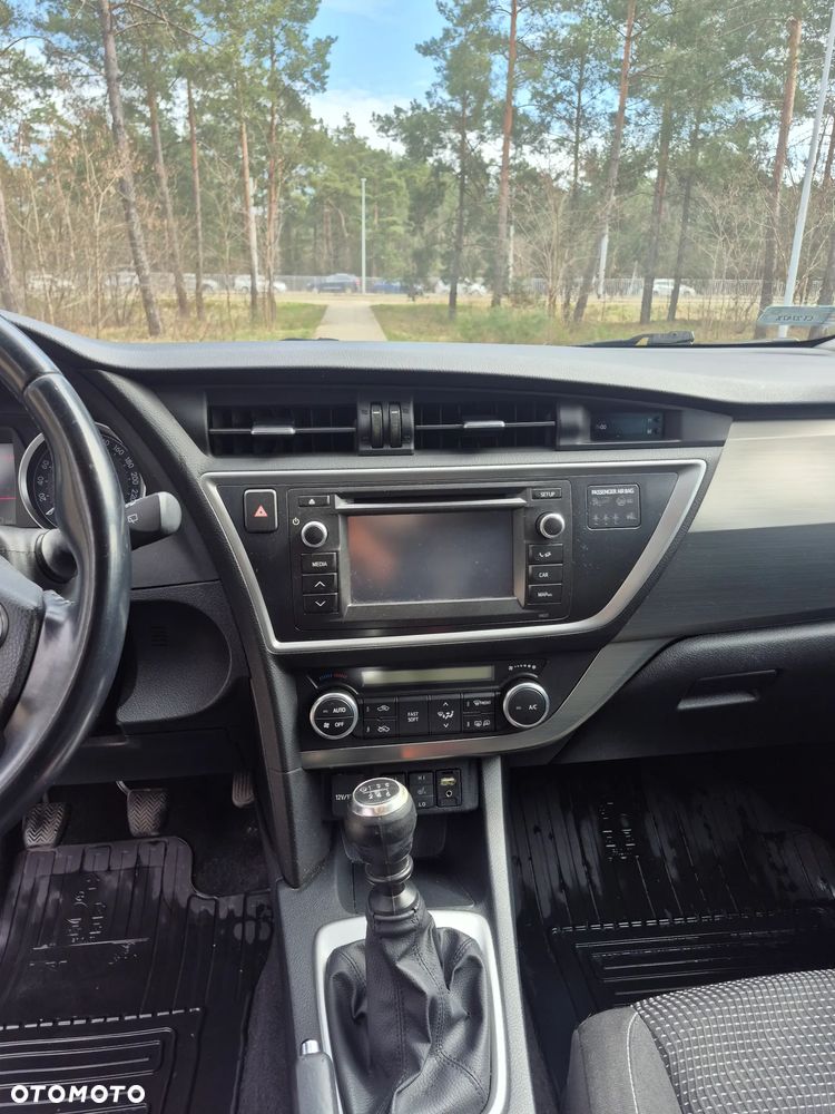 Toyota Auris 1.6 Premium Comfort - 6