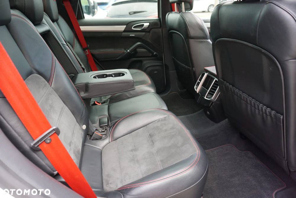 Porsche Cayenne GTS - 18