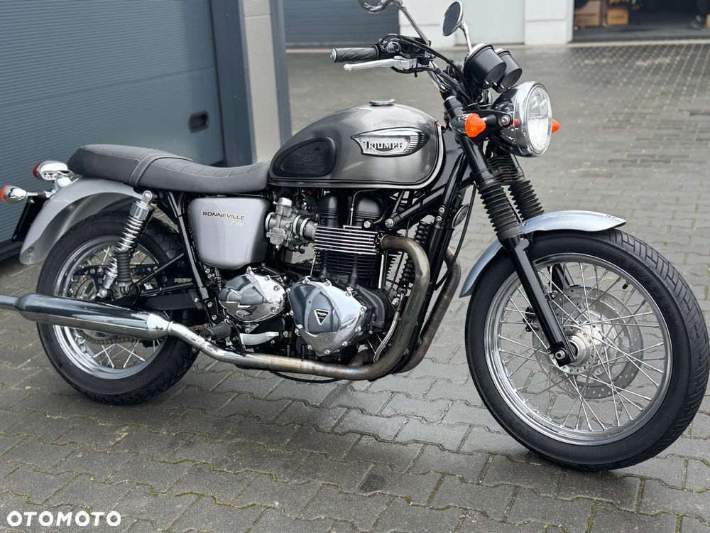 Triumph Bonneville - 2