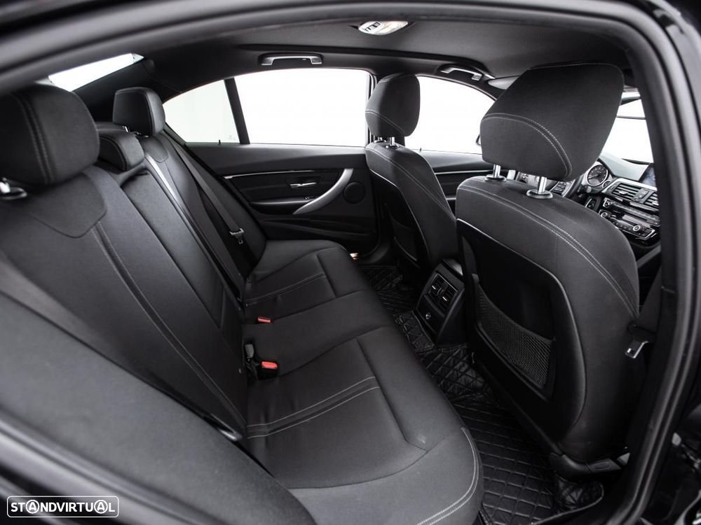 BMW 330 e iPerformance — fotografia 11