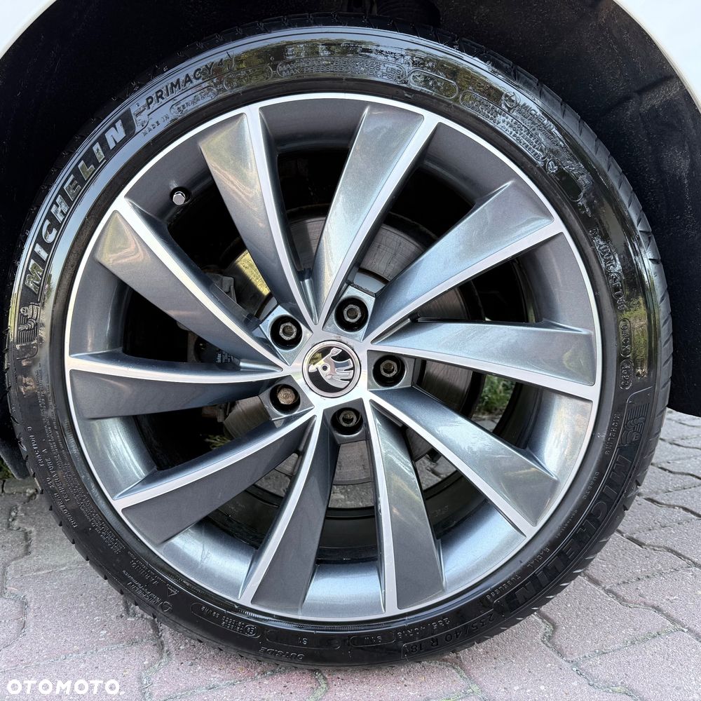 Skoda Superb 2.0 TDI DSG Premium Edition - 32